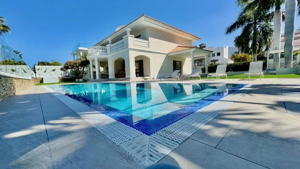 Espectacular villa de lujo en primera línea de golf con piscina, ascensor, sótano y vistas a La Gomera