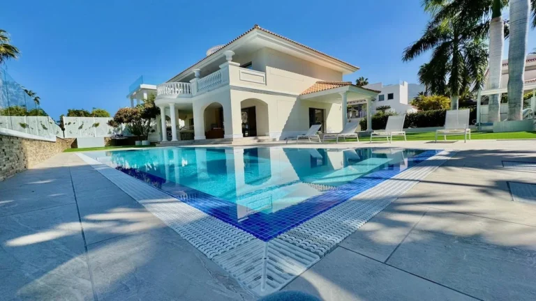 Espectacular villa de lujo en primera línea de golf con piscina, ascensor, sótano y vistas a La Gomera