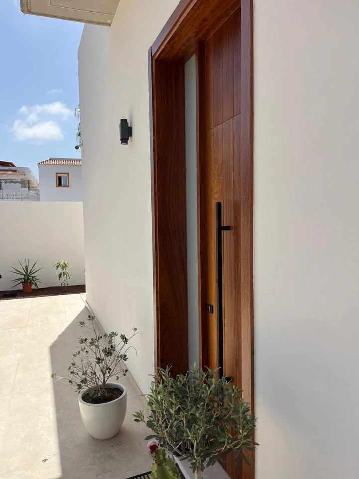 Exclusiva y Moderna Villa en Pueto Santiago 11
