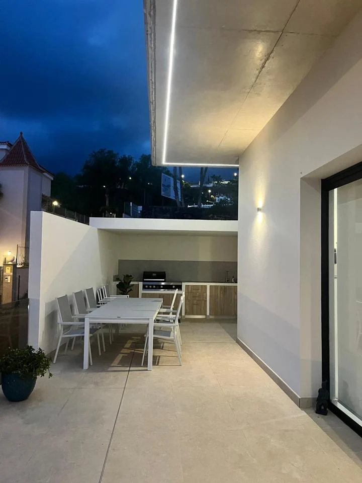 Exclusiva y Moderna Villa en Pueto Santiago 2